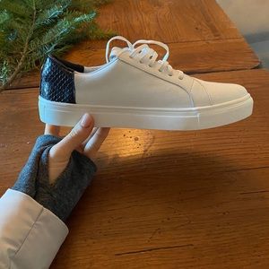 NEW IN BOX — Kaanas Oslo Sneakers in size 8!